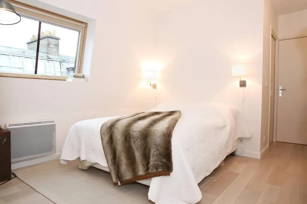 Paris Sous Les Toits Apartment